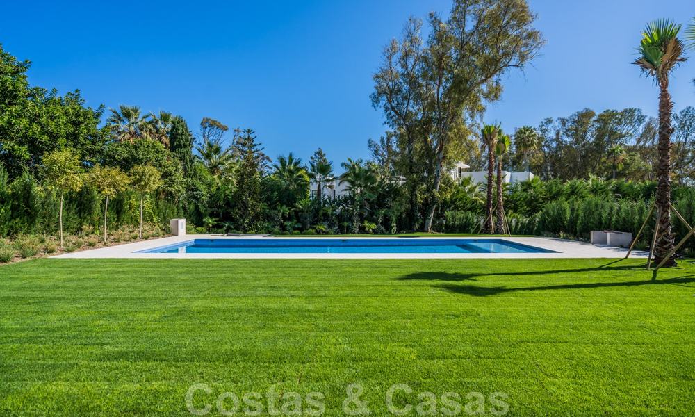 Instapklare warme moderne villa te koop, strandzijde in het prestigieuze Guadalmina Baja te Marbella 26069