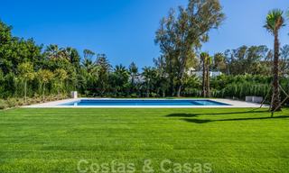 Instapklare warme moderne villa te koop, strandzijde in het prestigieuze Guadalmina Baja te Marbella 26069 