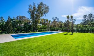 Instapklare warme moderne villa te koop, strandzijde in het prestigieuze Guadalmina Baja te Marbella 26070 