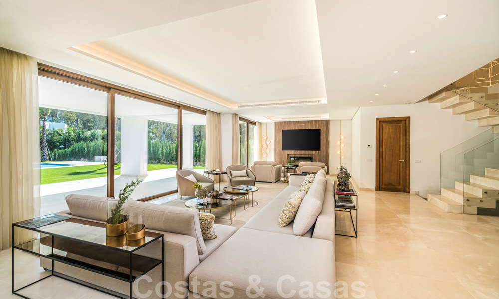 Instapklare warme moderne villa te koop, strandzijde in het prestigieuze Guadalmina Baja te Marbella 26071
