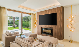 Instapklare warme moderne villa te koop, strandzijde in het prestigieuze Guadalmina Baja te Marbella 26072 