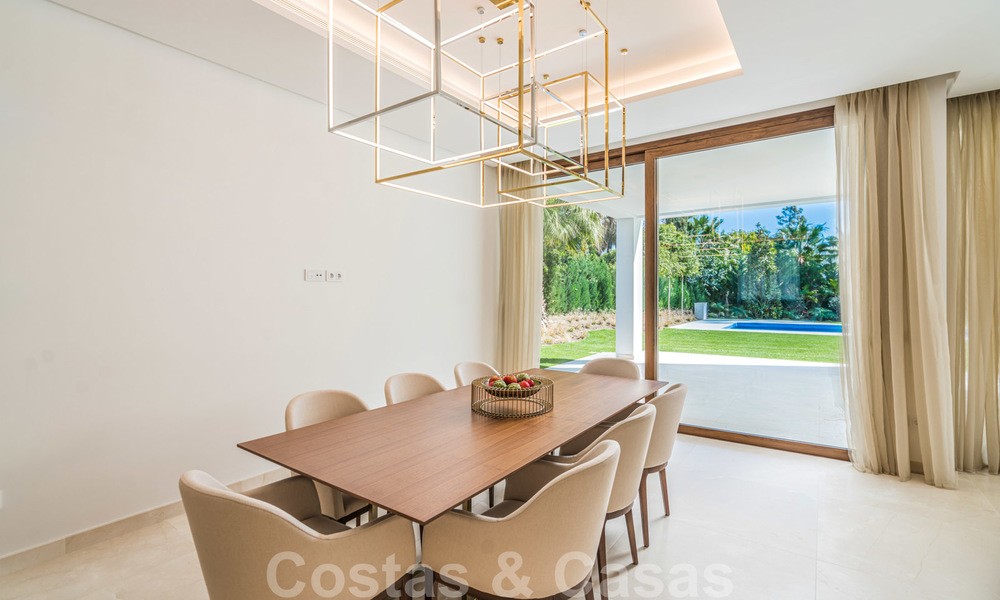 Instapklare warme moderne villa te koop, strandzijde in het prestigieuze Guadalmina Baja te Marbella 26075