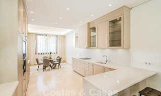 Instapklare warme moderne villa te koop, strandzijde in het prestigieuze Guadalmina Baja te Marbella 26076 