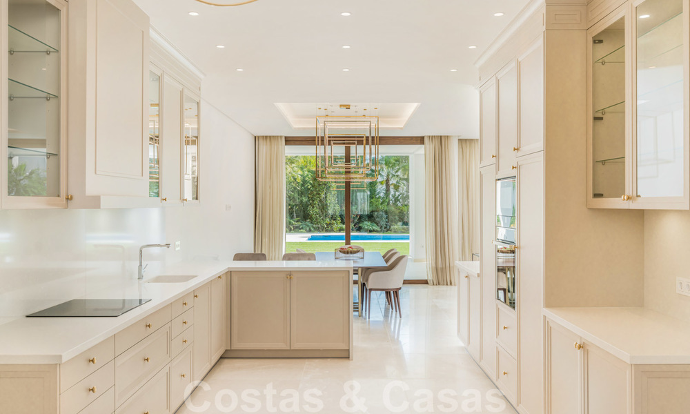 Instapklare warme moderne villa te koop, strandzijde in het prestigieuze Guadalmina Baja te Marbella 26077