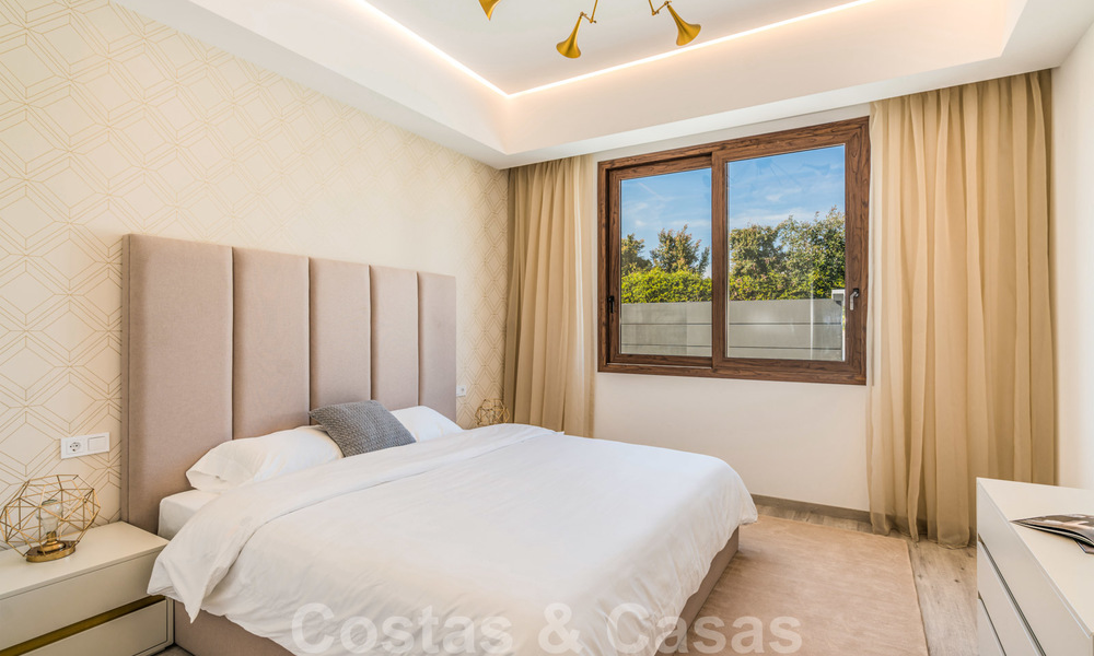 Instapklare warme moderne villa te koop, strandzijde in het prestigieuze Guadalmina Baja te Marbella 26079