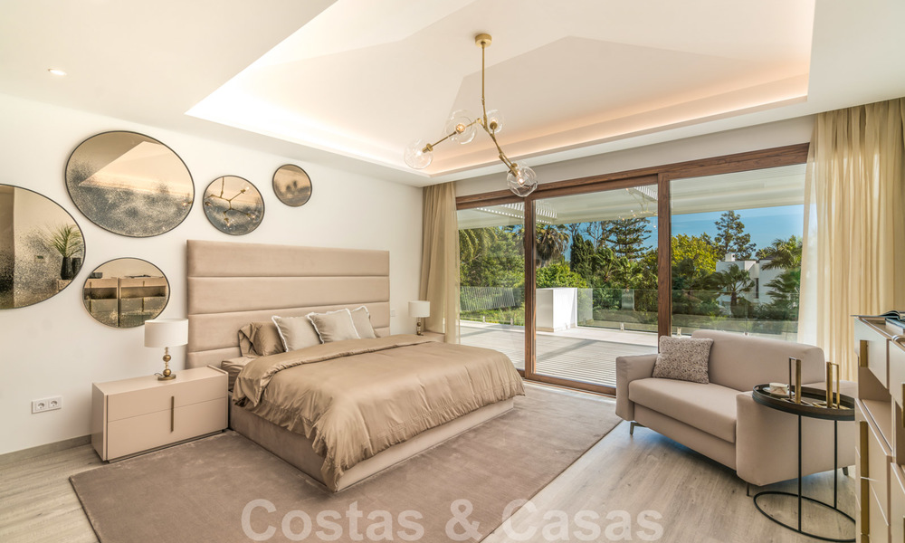 Instapklare warme moderne villa te koop, strandzijde in het prestigieuze Guadalmina Baja te Marbella 26082