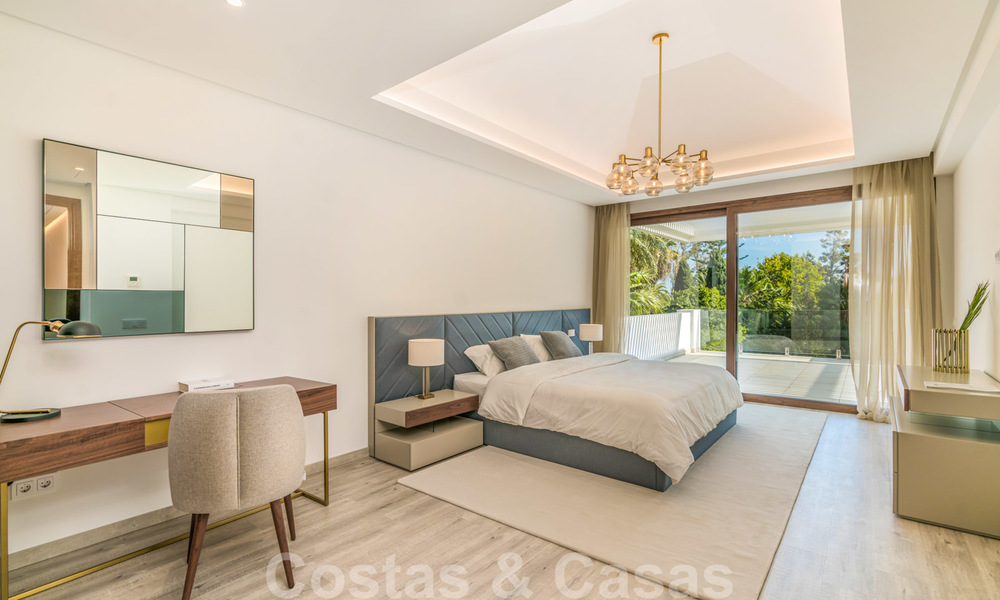 Instapklare warme moderne villa te koop, strandzijde in het prestigieuze Guadalmina Baja te Marbella 26083
