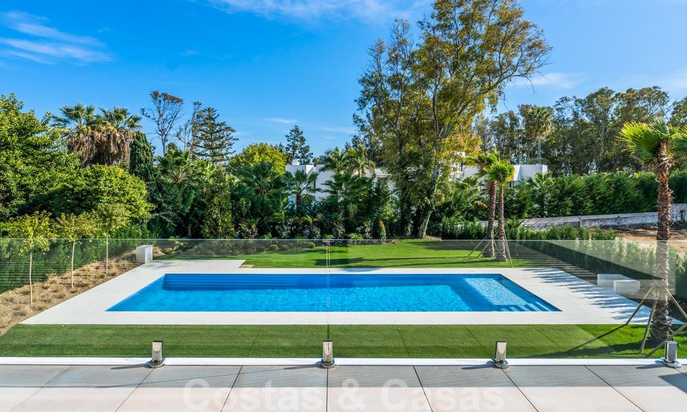 Instapklare warme moderne villa te koop, strandzijde in het prestigieuze Guadalmina Baja te Marbella 26085