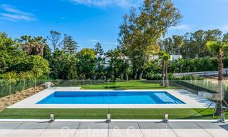 Instapklare warme moderne villa te koop, strandzijde in het prestigieuze Guadalmina Baja te Marbella 26085 