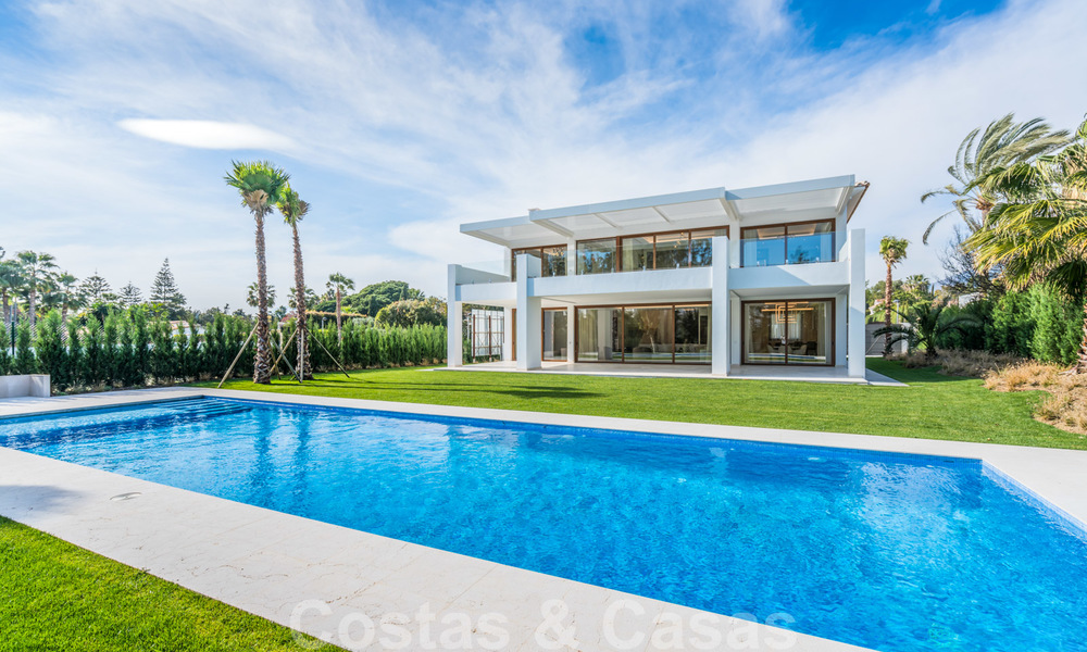 Instapklare warme moderne villa te koop, strandzijde in het prestigieuze Guadalmina Baja te Marbella 26087