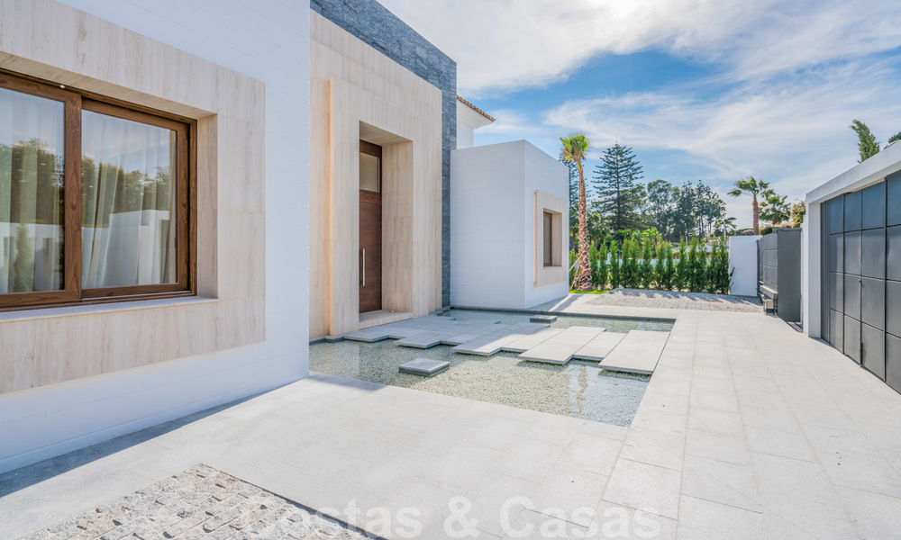 Instapklare warme moderne villa te koop, strandzijde in het prestigieuze Guadalmina Baja te Marbella 26088
