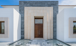 Instapklare warme moderne villa te koop, strandzijde in het prestigieuze Guadalmina Baja te Marbella 26089 