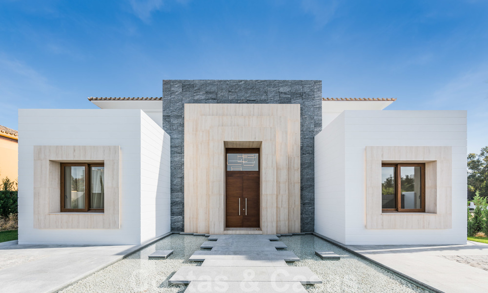 Instapklare warme moderne villa te koop, strandzijde in het prestigieuze Guadalmina Baja te Marbella 26090