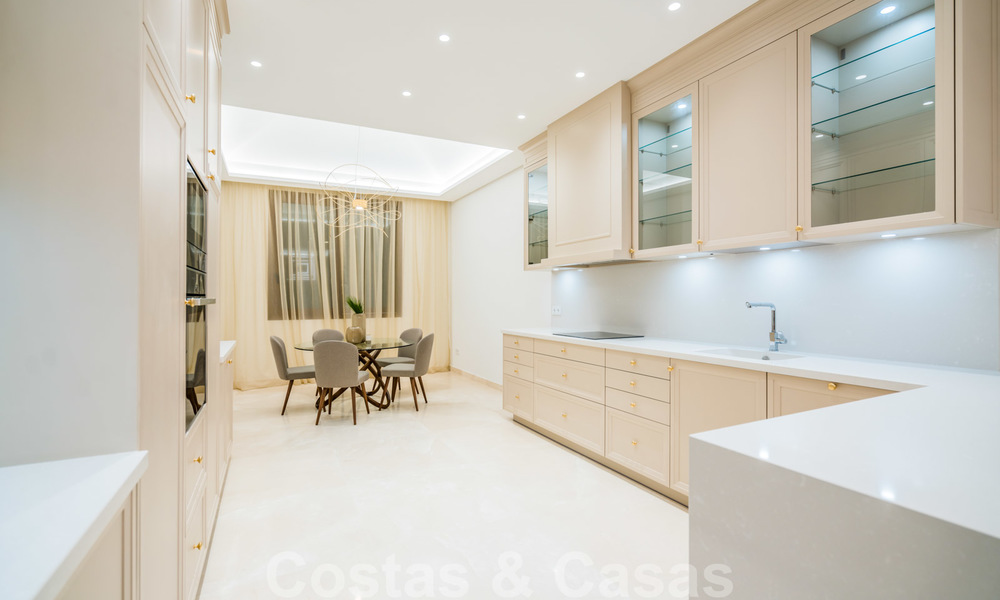 Instapklare warme moderne villa te koop, strandzijde in het prestigieuze Guadalmina Baja te Marbella 26092