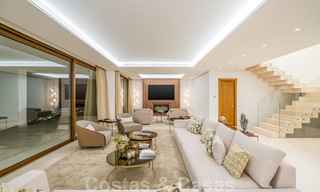 Instapklare warme moderne villa te koop, strandzijde in het prestigieuze Guadalmina Baja te Marbella 26094 