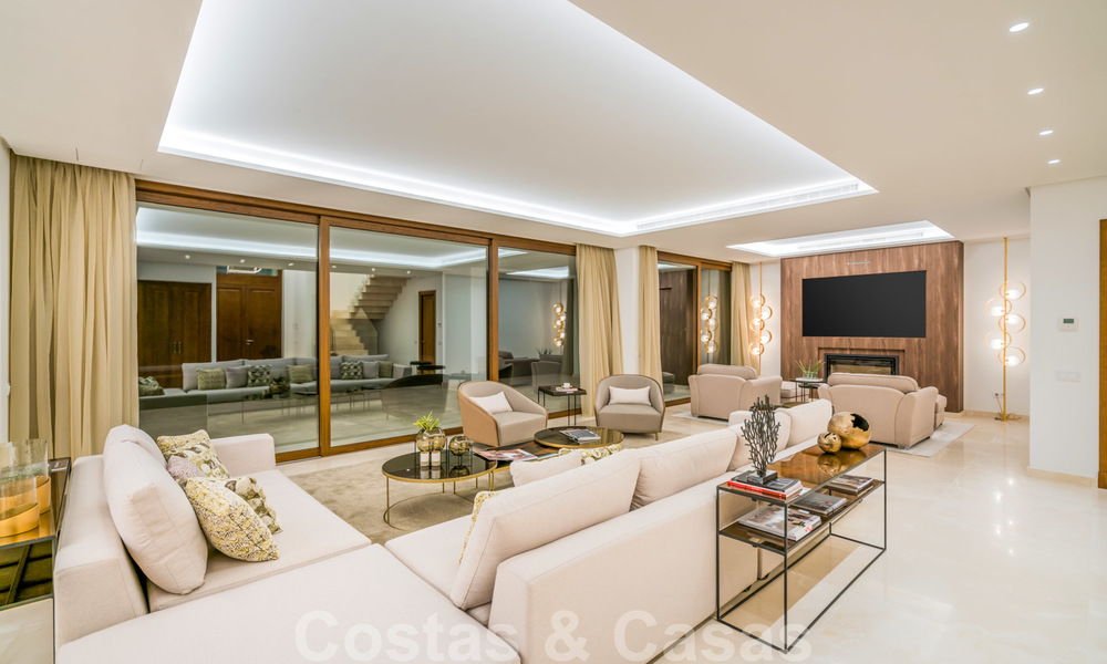 Instapklare warme moderne villa te koop, strandzijde in het prestigieuze Guadalmina Baja te Marbella 26096