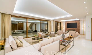 Instapklare warme moderne villa te koop, strandzijde in het prestigieuze Guadalmina Baja te Marbella 26096 