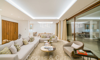 Instapklare warme moderne villa te koop, strandzijde in het prestigieuze Guadalmina Baja te Marbella 26097 