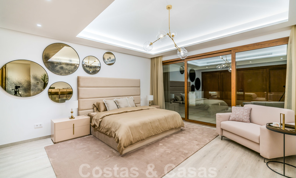 Instapklare warme moderne villa te koop, strandzijde in het prestigieuze Guadalmina Baja te Marbella 26100