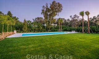 Instapklare warme moderne villa te koop, strandzijde in het prestigieuze Guadalmina Baja te Marbella 26102 