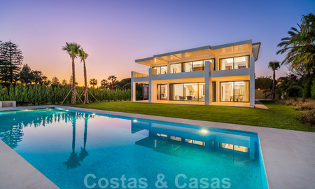 Instapklare warme moderne villa te koop, strandzijde in het prestigieuze Guadalmina Baja te Marbella 26103
