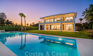 Instapklare warme moderne villa te koop, strandzijde in het prestigieuze Guadalmina Baja te Marbella 26103 