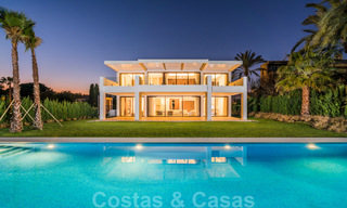 Instapklare warme moderne villa te koop, strandzijde in het prestigieuze Guadalmina Baja te Marbella 26104 