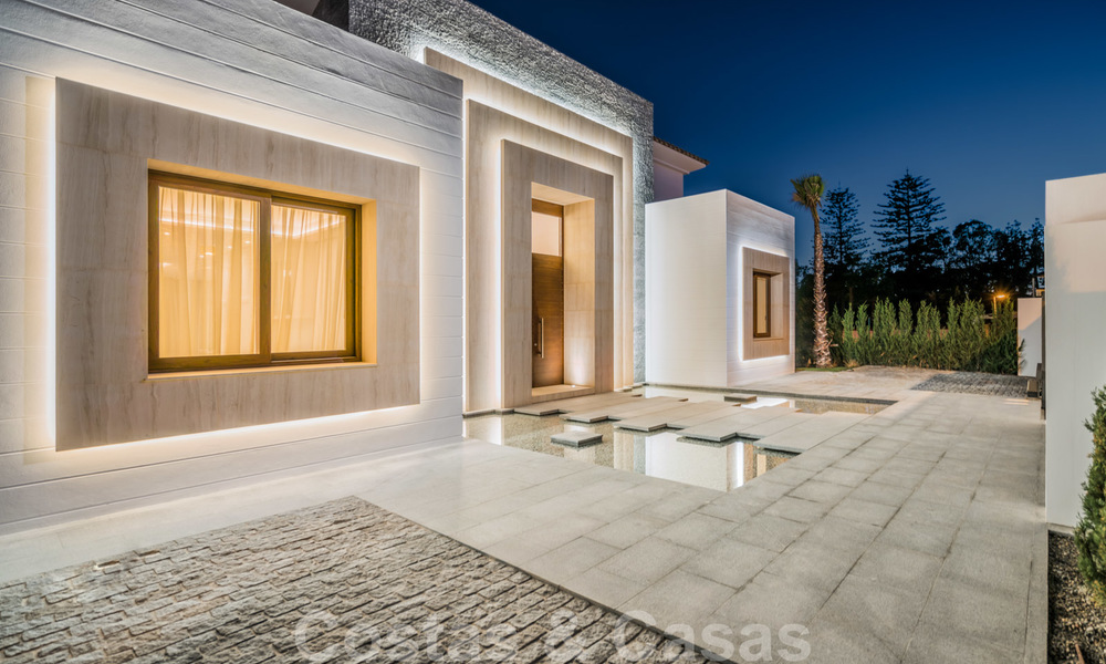Instapklare warme moderne villa te koop, strandzijde in het prestigieuze Guadalmina Baja te Marbella 26106