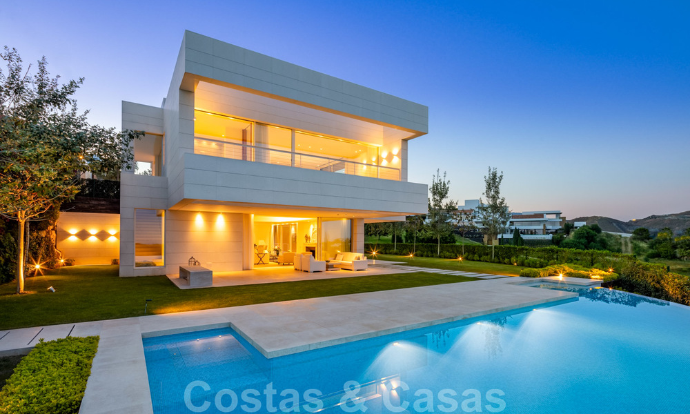 Eerstelijns golf villa in een elegante moderne stijl met panoramisch golf- en zeezicht te koop in Los Flamingos Golf in Marbella - Benahavis 26107