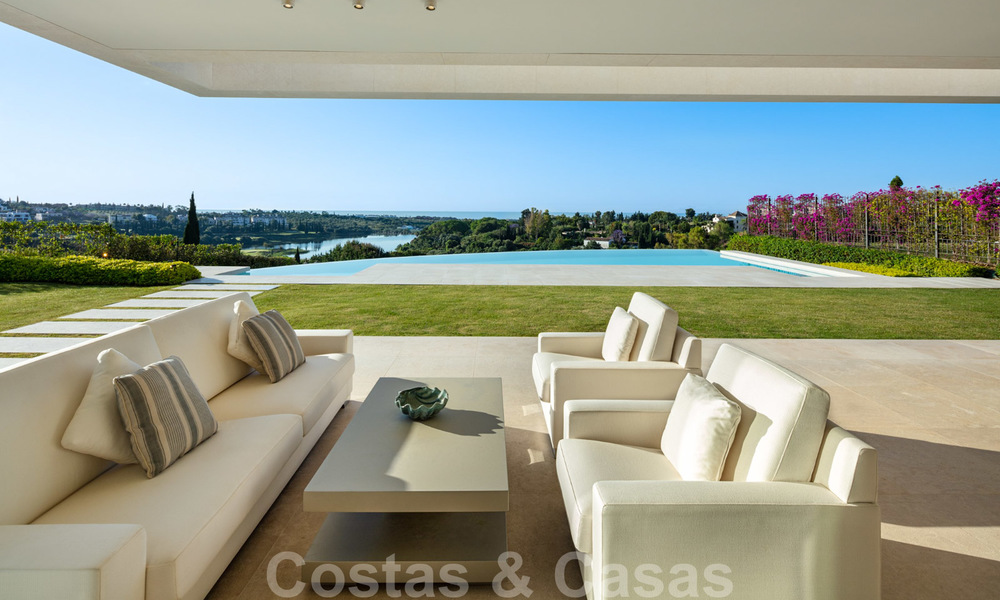 Eerstelijns golf villa in een elegante moderne stijl met panoramisch golf- en zeezicht te koop in Los Flamingos Golf in Marbella - Benahavis 26110