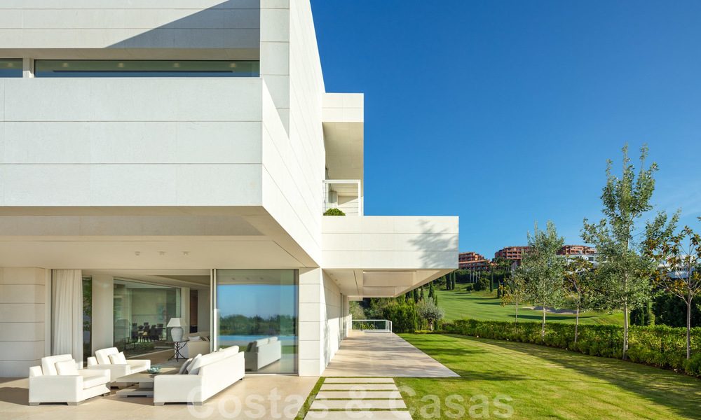 Eerstelijns golf villa in een elegante moderne stijl met panoramisch golf- en zeezicht te koop in Los Flamingos Golf in Marbella - Benahavis 26111