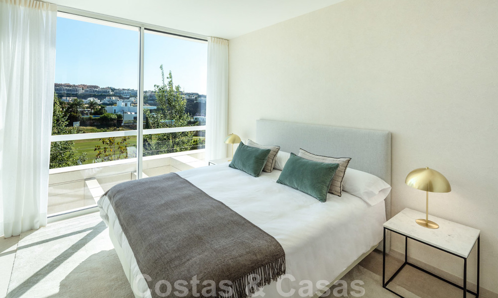 Eerstelijns golf villa in een elegante moderne stijl met panoramisch golf- en zeezicht te koop in Los Flamingos Golf in Marbella - Benahavis 26116