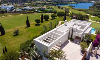 Eerstelijns golf villa in een elegante moderne stijl met panoramisch golf- en zeezicht te koop in Los Flamingos Golf in Marbella - Benahavis 26120 