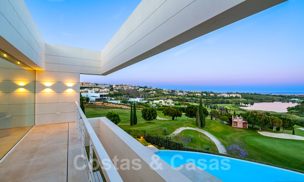 Eerstelijns golf villa in een elegante moderne stijl met panoramisch golf- en zeezicht te koop in Los Flamingos Golf in Marbella - Benahavis 26123