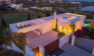 Eerstelijns golf villa in een elegante moderne stijl met panoramisch golf- en zeezicht te koop in Los Flamingos Golf in Marbella - Benahavis 26125 