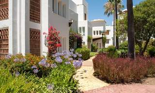 Ruim tuinappartement te koop met zeezicht in een schitterend complex direct aan het strand in Los Monteros, Marbella 26126 