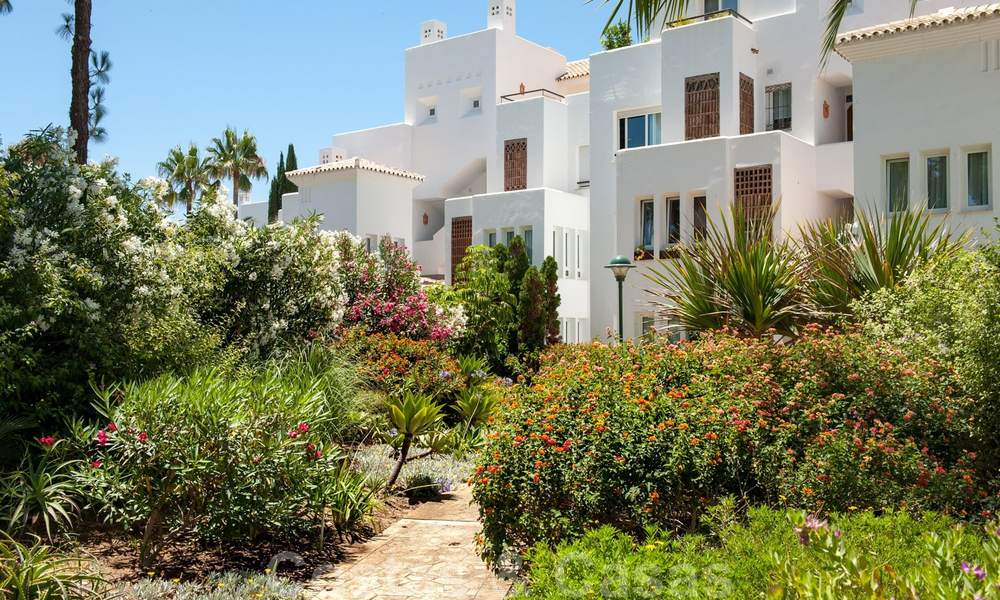 Ruim tuinappartement te koop met zeezicht in een schitterend complex direct aan het strand in Los Monteros, Marbella 26127