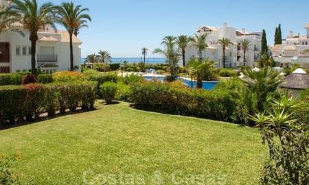 Ruim tuinappartement te koop met zeezicht in een schitterend complex direct aan het strand in Los Monteros, Marbella 26130