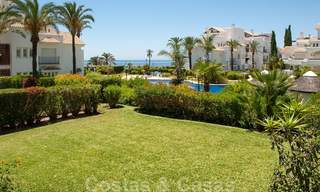 Ruim tuinappartement te koop met zeezicht in een schitterend complex direct aan het strand in Los Monteros, Marbella 26130 