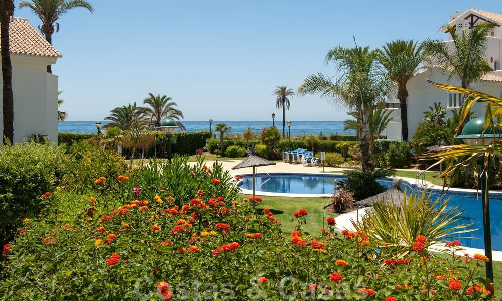 Ruim tuinappartement te koop met zeezicht in een schitterend complex direct aan het strand in Los Monteros, Marbella 26131