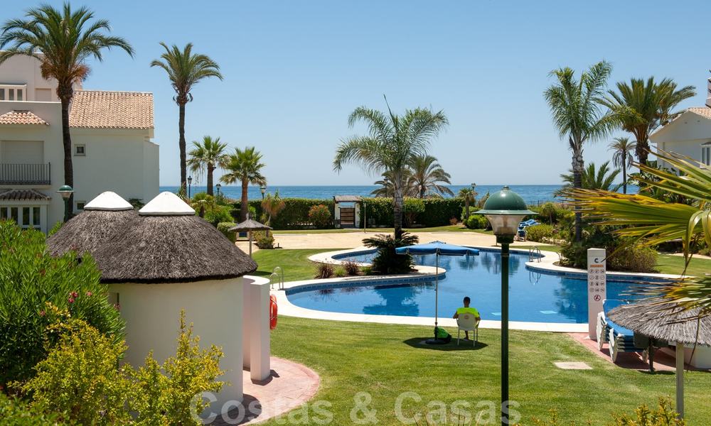Ruim tuinappartement te koop met zeezicht in een schitterend complex direct aan het strand in Los Monteros, Marbella 26132