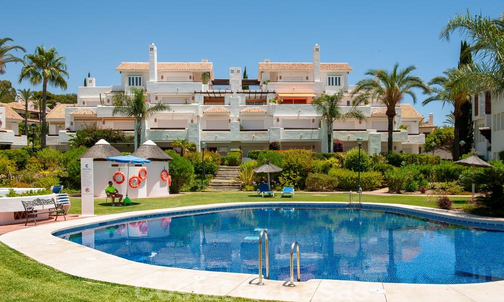 Ruim tuinappartement te koop met zeezicht in een schitterend complex direct aan het strand in Los Monteros, Marbella 26133