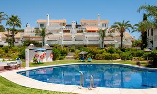 Ruim tuinappartement te koop met zeezicht in een schitterend complex direct aan het strand in Los Monteros, Marbella 26133 