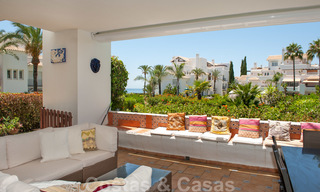 Ruim tuinappartement te koop met zeezicht in een schitterend complex direct aan het strand in Los Monteros, Marbella 26138 