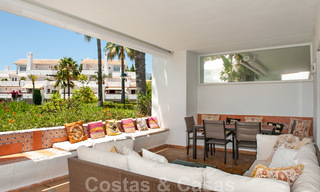 Ruim tuinappartement te koop met zeezicht in een schitterend complex direct aan het strand in Los Monteros, Marbella 26140 