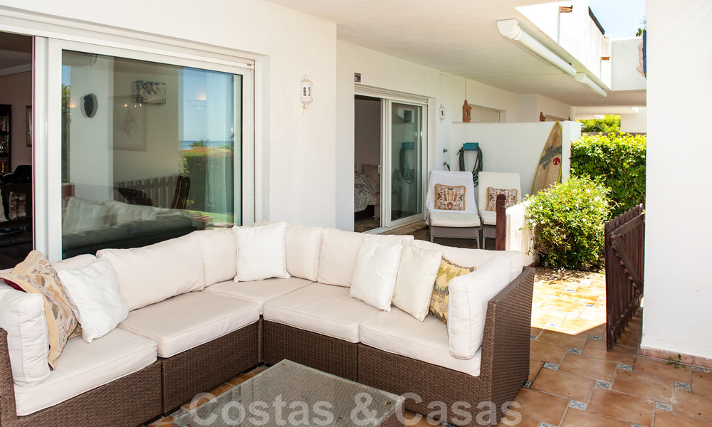 Ruim tuinappartement te koop met zeezicht in een schitterend complex direct aan het strand in Los Monteros, Marbella 26141