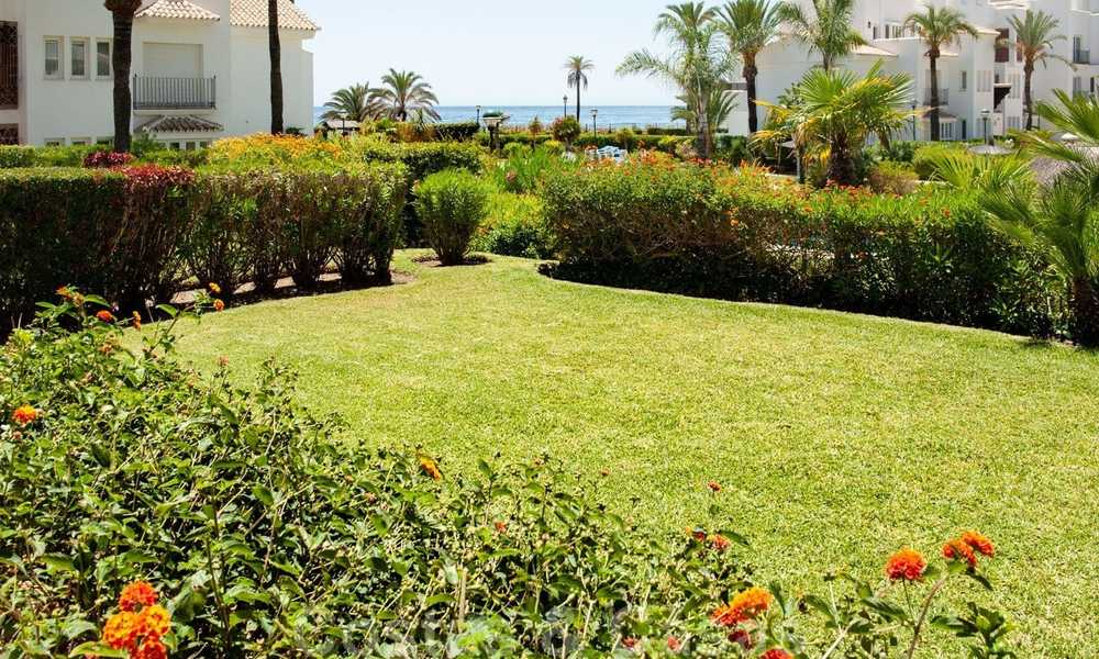 Ruim tuinappartement te koop met zeezicht in een schitterend complex direct aan het strand in Los Monteros, Marbella 26146