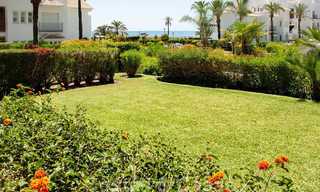 Ruim tuinappartement te koop met zeezicht in een schitterend complex direct aan het strand in Los Monteros, Marbella 26146 