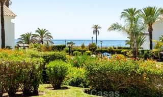 Ruim tuinappartement te koop met zeezicht in een schitterend complex direct aan het strand in Los Monteros, Marbella 26147 