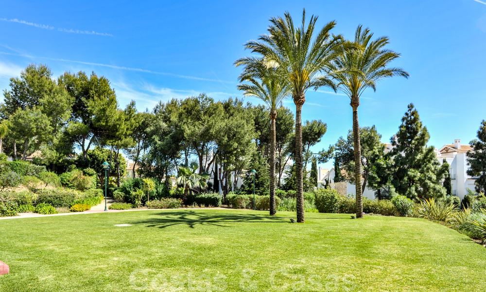 Ruim tuinappartement te koop met zeezicht in een schitterend complex direct aan het strand in Los Monteros, Marbella 26157